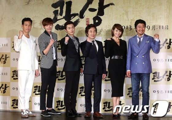 본문 이미지 - 12일 오후 서울 메가박스 동대문점에서 열린 영화 '관상' 제작보고회에서 출연 배우들이 포즈를 취하고 있다. '관상(감독 한재림)'은 왕의 자리가 위태로운 조선시대에 얼굴로 앞날을 내다보는 천재관상가가 조선의 운명을 바꾸려 하면서 벌어지는 이야기를 다룬 영화로 오는 9월 11일 개봉된다.  사진 왼쪽부터 배우 이정재, 이종석, 조정석, 백윤식, 김혜수, 송강호. 2013.8.12 /뉴스1 © News1   (서울=뉴스1)