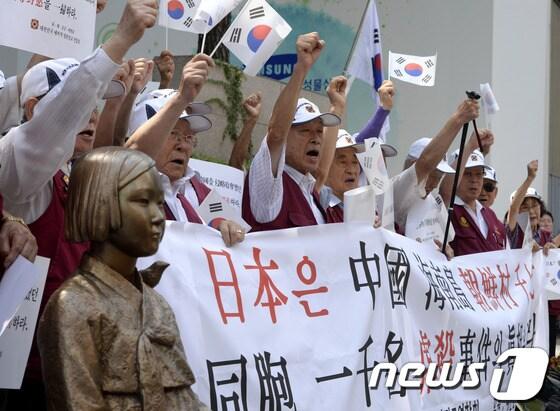 본문 이미지 - 대한민국 육·해·공군·해병대 예비역 영관장교연합회가 지난 8월 13일 서울 종로구 일본대사관 앞에서 일제 강점기 강제동원과 중국 해남도 천인갱동포 학살사건 진상규명 기자회견을 열고있다. 2013.8.13/뉴스1 © News1 안은나 기자