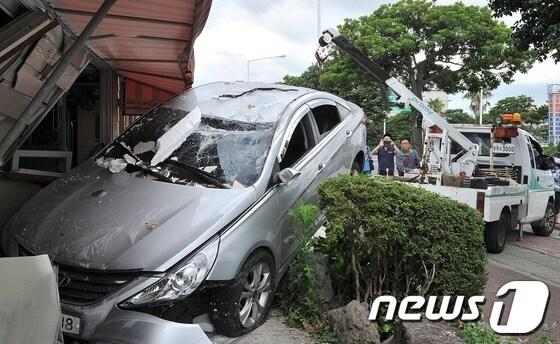 본문 이미지 - 현대차 쏘나타 차량의 사고 장면.   © News1   이상민 기자