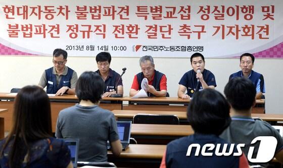 본문 이미지 - 김성욱 현대차 비정규직지회 대외협력부장이 지난 8월 14일 서울 중구 민주노총 교육원에서 열린 현대자동차 불법파견 특별교섭 성실이행 및 정규직 전환 결단 촉구 기자회견에서 발언하고 있다. /뉴스1 © News1 안은나 기자