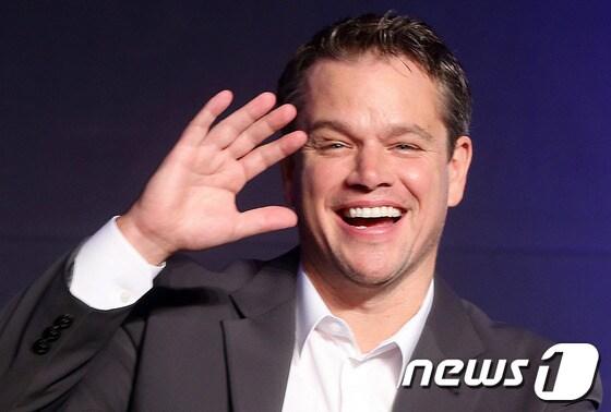 본문 이미지 - 할리우드 맷 데이먼이 14일 오전 서울 여의도 콘래드 서울에서 열린 영화 &#39;엘리시움&#39; 기자회견에 참석해 취재진과 인사하고 있다. 2013.8.14/뉴스1 © News1   