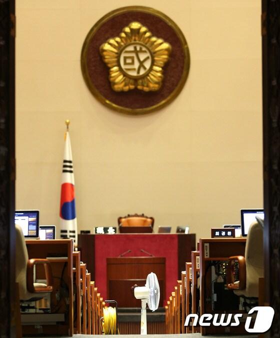 본문 이미지 - 14일 대대적인 개보수 공사가 진행중인 서울 여의도 국회의사당 본회의장에 선풍기가 쉴 새 없이 돌아가고 있다. 국회는 지난 달부터 본회의장 문을 닫고 2개월 여의 일정으로 본회의장 의원 단말기와 전광판, 서버 등 노후장비를 대폭 교체한다. 2013.8.14/뉴스1 © News1 오대일 기자