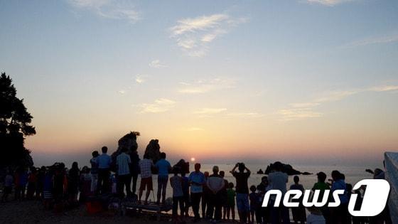 본문 이미지 - 15일 동해 추암해변에서 개최된 광복절 해맞이축제에서 관광객들이 일출을 맞이하고 있다. 2013.8.15/뉴스1 © News1 윤창완 기자