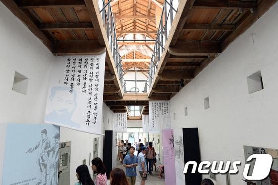본문 이미지 - 서울 서대문구 천연동 서대문형무소역사관을 찾은 탐방객들이 감옥으로 쓰였던 전시관을 둘러보고 있다. © News1 정회성 기자