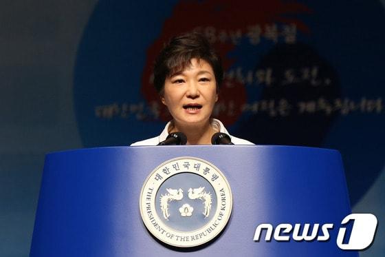본문 이미지 - 박근혜 대통령이 15일 서울 세종문화회관에서 열린 제68주년 광복절 경축식에 참석해 경축사를 하고 있다. &#40;청와대 제공&#41; 2013.8.15/뉴스1 © News1   박철중 기자