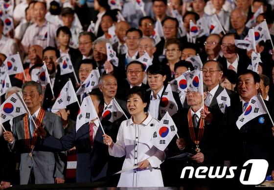 본문 이미지 - 박근혜 대통령이 지난해 8월15일 서울 세종문화회관에서 열린 제68주년 광복절 경축식에 참석해 광복절 노래를 제창하고 있다. (청와대 제공) 2013.8.15/뉴스1 ⓒ News1
