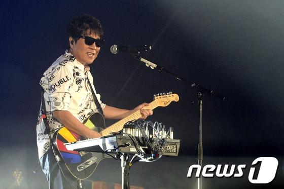 본문 이미지 - 가수 조용필이 한국갤럽 조사 결과 &#39;올해를 빛낸 가수&#39; 1위에 올랐다. 2013.8.15/뉴스1 © News1   안은나 기자