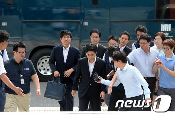 본문 이미지 - NLL대화록 실종 사건을 수사하고 있는 검찰 수사팀이 8월 16일 오전 경기도 성남 국가기록원 대통령기록관으로 대통령기록물 압수수색 및 분석 작업을 위해 들어가고 있다. © News1   박정호 기자