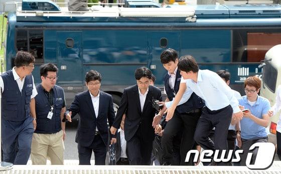 본문 이미지 - NLL대화록 실종사건을 수사하고 있는 검찰수사팀이 지난 8월16일 오전 경기도 성남 국가기록원 대통령기록관으로 대통령기록물 압수수색 및 분석작업을 위해 도착해 취재진의 질문을 받고 있다. © News1 박정호 기자