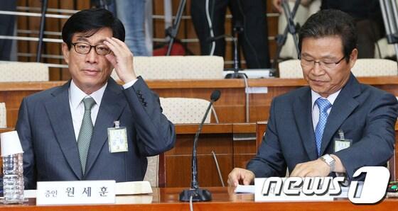 본문 이미지 - 원세훈 전 국정원장이 16일 오후 서울 여의도 국회에서 열린 국가정보원 댓글 의혹 사건 등의 진상규명을 위한 국정조사 청문회에서 의원들의 질의를 들으며 안경을 고쳐쓰고 있다. 국회 동행명령장을 발부받고 증인석에 출석한 원 전 원장과 김용판 전 청장은 나란히 증인 선서를 거부하고, 검찰의 국정원 댓글사건에 대한 공소장 내용을 전면 부인했다. 2013.8.16/뉴스1 © News1   오대일 기자