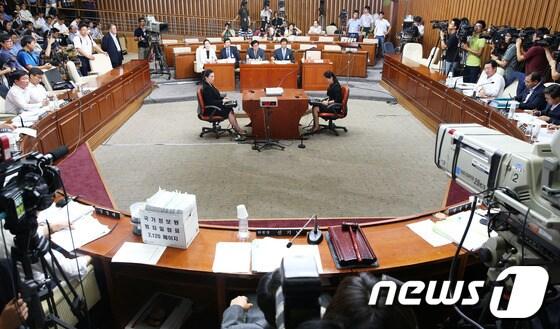 본문 이미지 - 원세훈 전 국정원장과 김용판 전 서울지방경찰청장이 16일 오후 서울 여의도 국회에서 열린 국가정보원 댓글 의혹 사건 등의 진상규명을 위한 국정조사 청문회에 나란히 출석해 의원들의 질의에 답하고 있다. 국회 동행명령장을 발부받고 증인석에 출석한 두 사람은 나란히 증인 선서를 거부하고, 검찰의 국정원 댓글사건에 대한 공소장 내용을 전면 부인했다. 2013.8.16/뉴스1 © News1   오대일 기자