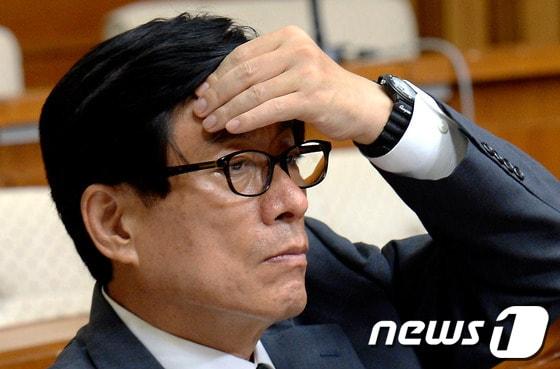 본문 이미지 - 원세훈 전 국정원장이 16일 오후 서울 여의도 국회에서 열린 국가정보원 댓글 의혹 사건 등의 진상규명을 위한 국정조사 청문회에서 의원들의 질의를 듣고 있다. © News1 박정호 기자