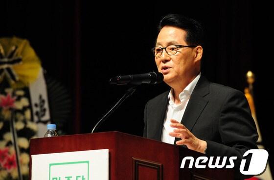 본문 이미지 - 박지원 전 민주당 원내대표. 2013.8.16/뉴스1 © News1   김대웅 기자