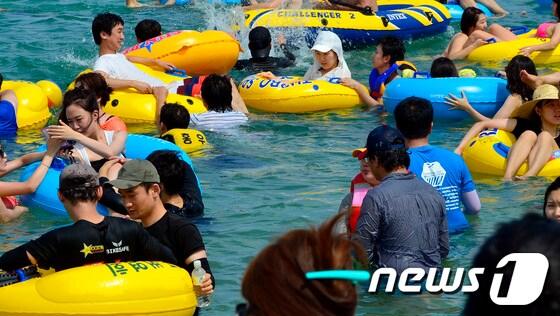 본문 이미지 - 17일 오후 2시께 강릉 경포해변에서 해수욕을 즐기는 사람들. 2013.8.17/뉴스1 © News1윤창완 기자