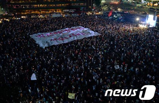 본문 이미지 - 17일 오후 서울광장에서 열린 '국정원 정치개입 규탄 범국민 촛불대회'에서 참석자들이 '박근혜 대통령 책임져라!'가 적힌 대형 플래카드를 펼치는 퍼포먼스를 하고 있다. © News1 박정호 기자