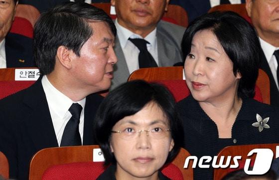 본문 이미지 - 심상정 정의당 원내대표와 안철수 무소속 의원이 지난 8월18일 오전 서울 동작구 국립서울현충원 현충관에서 열린 김대중 대통령 서거 4주기 추도식에서 인사를 나누고 있다. 2013.8.18/뉴스1 © News1   허경 기자