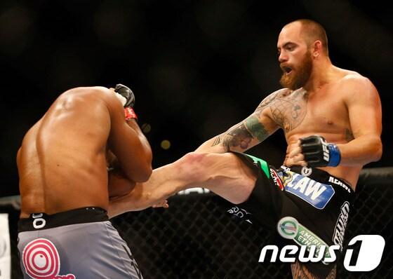 본문 이미지 - 트래비스 브라운(오른쪽)이 17일(현지시간) 미국 매사추세츠주 보스턴 TD가든에서 열린 'UFC FIGHT NIGHT 26' 헤비급 경기에서 알리스타 오브레임을  앞차기로 공략하고 있다. © AFP=News1   