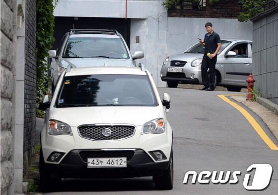 본문 이미지 - 서울 서대문구 연희동 전두환 전 대통령의 집 인근을 지나는 차량이 경찰의 제지를 받고 있다. © News1 정회성 기자