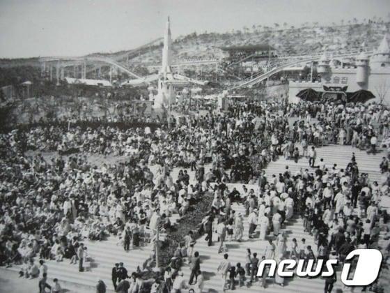 본문 이미지 - 1976년 에버랜드(당시 자연농원) 개장일 입장객 모습© News1  