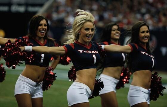 본문 이미지 - 미국 프로미식축구(NFL) 휴스턴 텍슨스 치어리더들이 17일(현지시간) 휴스턴에서 열린 마이애미 돌핀스와의 프리시즌 게임 후반에 율동을 선보이고 있다. © AFP=뉴스1 