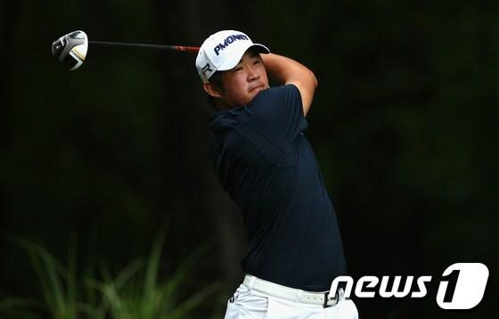 본문 이미지 - 재미교포 존 허(23)가 19일(한국시간) 미국 노스캐롤라이나주 그린즈버러의 시지필드 골프장(파70·7130야드)에서 열린 미국프로골프(PGA)투어 윈덤 챔피언십 마지막 라운드에서 샷을 날리고 있다.© AFP=News1  