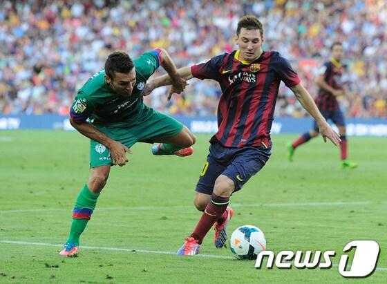 본문 이미지 - FC 바르셀로나의 리오넬 메시가 19일(이하 한국시간) 스페인 바르셀로나 캄프누에서 열린 2013-2014 프리메라리가 1라운드 레반테와의 경기에서 드리블 돌파를 시도하고 있다.© AFP=News1  