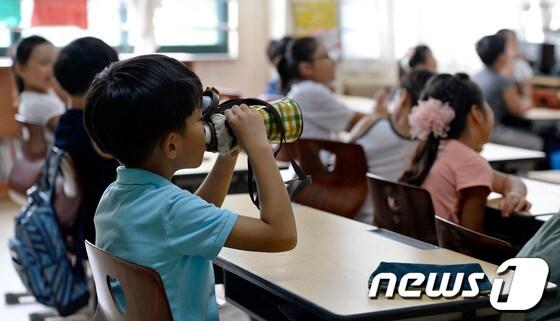 본문 이미지 - 지난해 8월 여름방학을 마치고 개학을 맞은 서울의  한 초등학교 교실에서  더위에 지친 한 학생이 물을 마시고 있다.  뉴스1 © News1   박지혜 기자