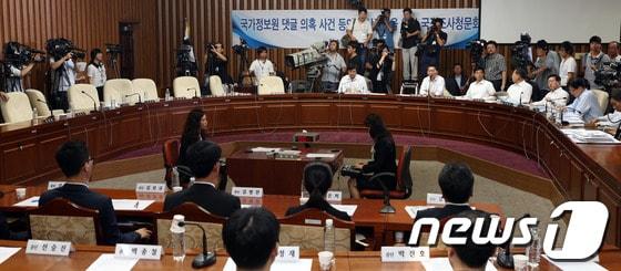 본문 이미지 - 19일 오전 서울 여의도 국회에서 열린 국가정보원 댓글 의혹 사건 등의 진상규명을 위한 국정조사 2차 청문회에서 가림막 문제로 여당 의원들의 퇴장 속에 파행을 겪고 있다. 2013.8.19/뉴스1 © News1   허경 기자