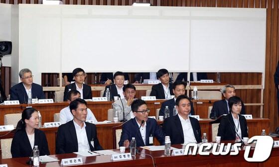 본문 이미지 - 19일 오후 서울 여의도 국회에서 열린 국가정보원 댓글 의혹 사건 등의 진상규명을 위한 국정조사 2차 청문회에서 증인들이 출석해 의원들의 질의에 답하고 있다. 2013.8.19/뉴스1 © News1 허경 기자