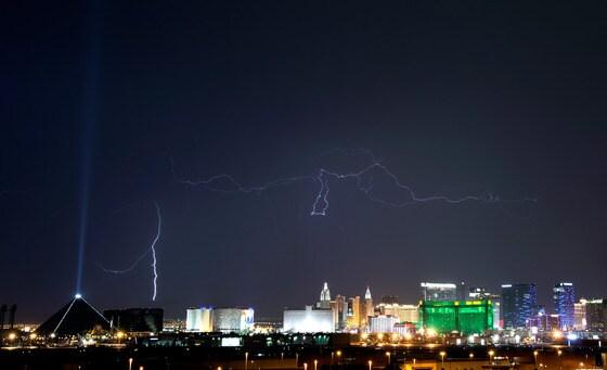 본문 이미지 - 18일(현지시간) 미국 네바다주 라스베이거스 대로 위에 번개가 내리치고 있다. 이날 기상청은 뇌우와 홍수 경보를 발령했고 번개를 동반한 비가 몰아쳤다. © AFP=뉴스1  