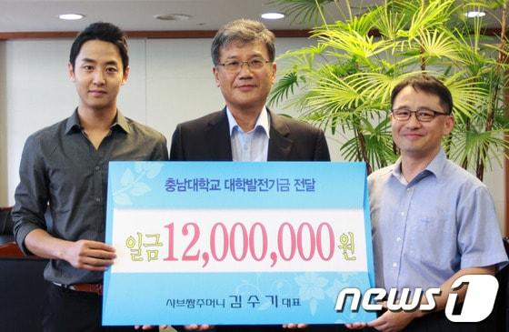 본문 이미지 - 사진 왼쪽부터 샤브쌈주머니 김수기 대표, 정상철 총장 © News1 