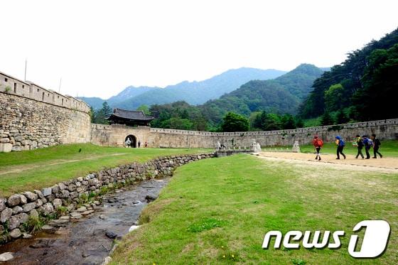 본문 이미지 - 요즘 MZ세대의 여행은 ‘명성’보다 경험의 밀도와 분위기를 중시한다. 사진은 문경새재 /뉴스1