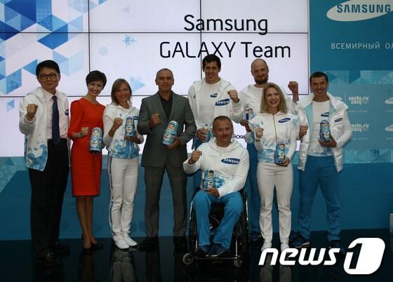 본문 이미지 - 왼쪽부터 전성호 삼성전자 CIS총괄 부사장, 러시아 올림픽 위원회 부위원장 아나스타샤 다비도바, 삼성 갤럭시 팀 러시아 선수 류드밀라 프리피프코바, 이고르 스톨리아로브 소치 동계올림픽 조직위원회 부위원장 , (이하 삼성 갤럭시 팀 러시아 선수) 에브게니 말킨, 세라핌 피칼로브, 타티아나 보로둘리나, 에브게니 유스트유고프, 세르게이 실로브(아래)가 '소치 동계 올림픽 삼성 갤럭시 팀 러시아 발표회'에서 소치 동계올림픽의 성공을 기원하며 화이팅을 외치고 있다.(삼성전자 제공)© News1