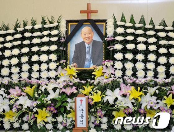 본문 이미지 - 배우 박용식이 2일 오전 패혈증으로 별세했다. 서울 강남구 일원동 삼성서울병원 장례식장 빈소에 고인의 영정이 놓여져있다. 2013.8.2/뉴스1 © News1 사진공동취재단