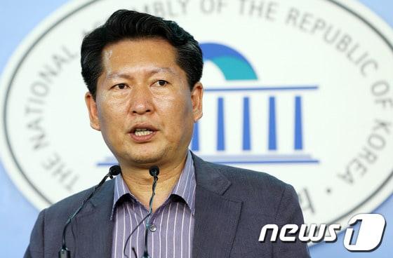 본문 이미지 - 민주당 국정원 국정조사 특위 정청래 간사가 2일 오후 서울 여의도 국회 정론관에서 특위 논의상황과 관련한 브리핑을 하고 있다. 2013.8.2/뉴스1 © News1 오대일 기자