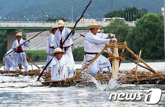 본문 이미지 - 2일 강원 영월군 동강에서 ‘2013 영월동강축제’가 열린 가운데 전통뗏목 시연회 관계자가 힘차게 노를 젖고 있다. 2013.8.2/뉴스1 ⓒ News1 하중천기자
