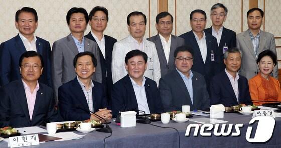 본문 이미지 - 20일 오전 서울 여의도 국회 귀빈식당에서 열린 새누리당 '손가위(손톱 밑 가시뽑기) 특별위원회 제1차 전체회의에서 최경환 원내대표, 김기현 정책위의장, 안종범 손가위 위원장과 손가위 위원들이 기념촬영을 하고 있다. 2013.8.20/뉴스1 © News1 송원영 기자