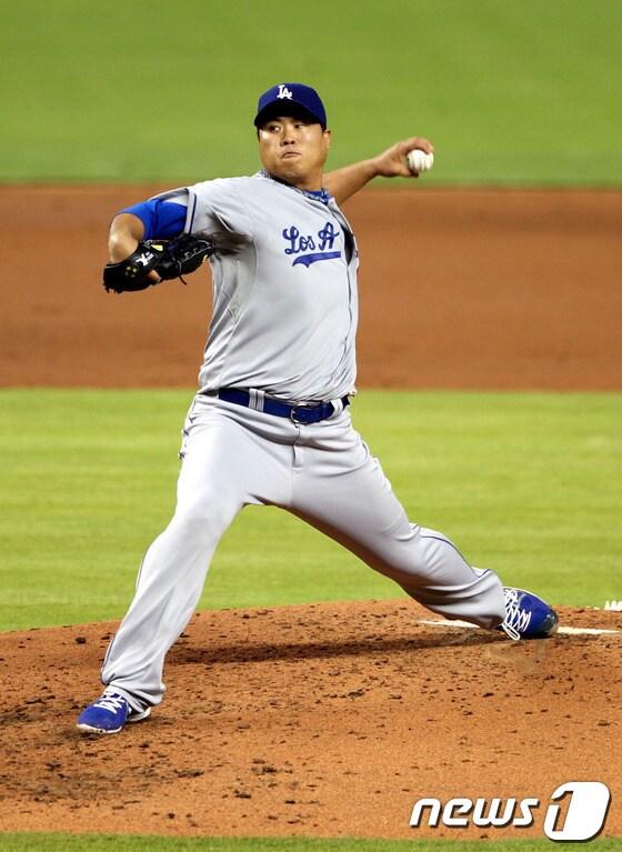 본문 이미지 - 20일&#40;한국시간&#41; 말린스파크에서 열린 마이애미 말린스와의 경기에 선발 등판해 시즌 4패&#40;12승&#41;째를 떠안은 류현진.©AFP= News1 