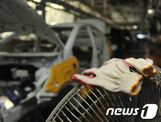본문 이미지 - 20일 오후 엑센트와 벨로스터를 생산하는 현대자동차 울산1공장 생산라인이 노조의 파업으로 멈춰서 있다. 현대차 노조는 임단협 결렬에 따라 20~21일 1·2조 각 2시간씩 부분파업을 벌인다. 2013.8.20/뉴스1  © News1   노화정  기자