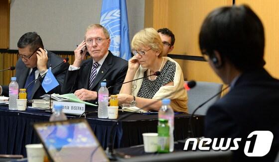 본문 이미지 - 마이클 커비 북한인권조사위원회(COI) 위원장을 비롯한 유엔 북한인권조사위원회 관계자들이 20일 서울 서대문구 연세대학교 새천년관에서 열린 북한 인권실태관련 공청회에서 정치범수용소 출신 탈북자 신동혁씨의 증언을 경청하고 있다. 왼쪽부터 마르주키 다루스만 유엔 북한인권특별보고관, 마이클 커비 위원장, 소냐 비세르코 세르비아 인권운동가. 2013.8.20/뉴스1 © News1   박세연 기자