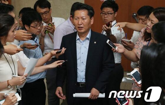 본문 이미지 - 민주당 정청래 국정원 국정조사 특위 간사가 20일 오후 서울 여의도 국회 정론관에서 국정원 국정조사 관련 기자회견을 마치고 취재진의 질문을 받고 있다. 2013.8.20/뉴스1 © News1   송원영 기자