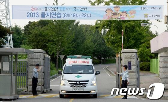 본문 이미지 - 수술을 이유로 구속집행정지 결정이 내려진 한 수감자가 경기 의왕시 서울구치소를 나서고 있다. © News1 양동욱 기자