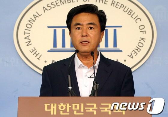 본문 이미지 - 김태흠 새누리당 원내대변인. /뉴스1 © News1   송원영 기자