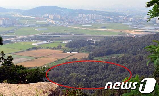 본문 이미지 - 20일 오후 오산시 양산동 독산성 세마대지에서 전두환 전 대통령의 아들 재용씨가 소유한 50만㎡의 토지 일부가 보인다. 사진 속 붉은색으로 표시한 부분이 전씨 명의로 되어있다. 검찰이 이번에 압류한 500억원대 부동산은 환수팀이 지금껏 압류한 재산 중 최고가다.2013.8.20/뉴스1 © News1 최영호 기자