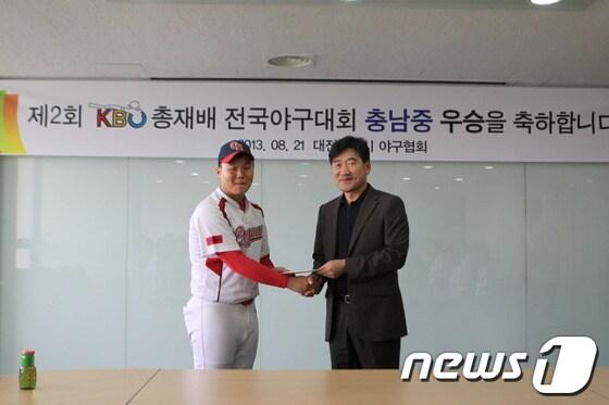 본문 이미지 - 좌측 충남중 야구부 주장 한구연 선수, 오른쪽 대전시야구협회 박근태회장© News1 