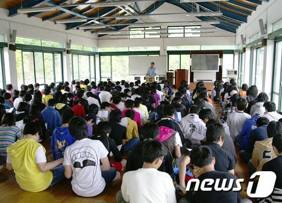 본문 이미지 - 지난해 정선아리랑전수관에서 관광객과 학생들이 정선아리랑을 전수 받고 있다. (사진제공=정선군청).2013.8.21 © News1  하중천 기자