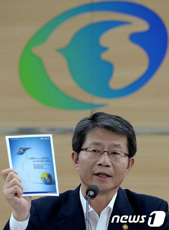 본문 이미지 - 류길재 통일부 장관이 21일 오후 서울 삼청동 남북회담본부에서 열린 내ㆍ외신 기자회견에서 박근혜 정부의 대북정책인 &#39;한반도 신뢰프로세스&#39;의 개념, 목표, 추진원칙, 추진기조, 추진과제 등이 담긴 설명책자를 들고 내용을 설명하고 있다. 2013.8.21/뉴스1 © News1   박정호 기자