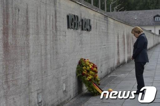 본문 이미지 - 앙겔라 메르켈 독일 총리가 20일&#40;현지시간&#41; 뮌헨 인근 다하우의 나치 강제 수용소에서 헌화하고 있다. © AFP=뉴스1 