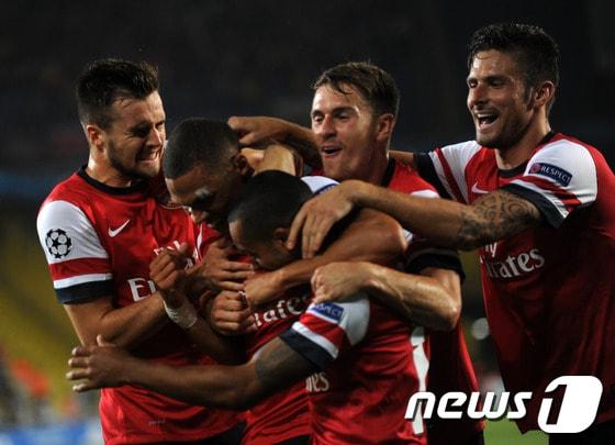 본문 이미지 - 아스날 선수들이 22일&#40;한국시간&#41; 페네르바체와의 UEFA 챔피언스리그 플레이오프 1차전 경기 중 키어런 깁스&#40;왼쪽에서 두 번째&#41;의 선제 득점 후 기뻐하고 있다. © AFP=News1  
