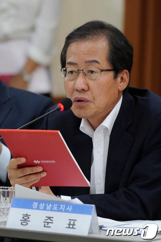 본문 이미지 - 홍준표 경남도지사가 지난 8월22일 창원 성산구 외동 한국산업단지공단 동남지역본부 대회의실에서 열린 '최고위원회 경남현장회의'에서 현안보고를 하고 있는 모습. 2013.8.22/뉴스1 © News1 전혜원 기자
